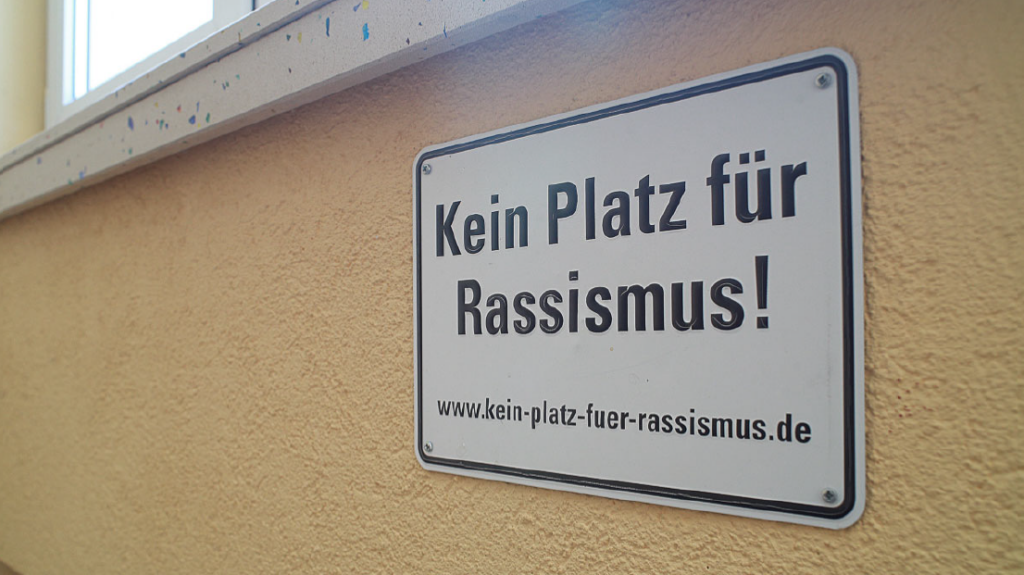 Hinweisschild - Kein Platz für Rassismus